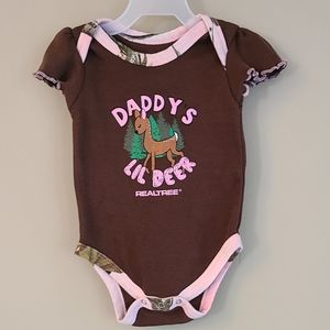 Realtree "Daddy's Lil Deer" brown short sleeved onesie/bodysuit